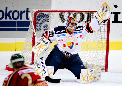 Toni Koivisto, Frölunda skjuter över mot Mark Owuya,