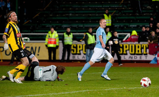 Daniel Larsson gör 0-1 till Malmö, jubel