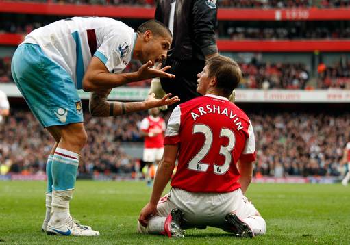 Manuel Da Costa, West Ham diskuterar med Andrey Arshavin,
