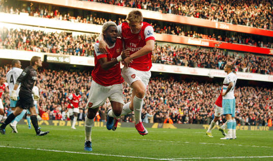 Alexandre Song, Arsenal, jubel med Nicklas Bendtner