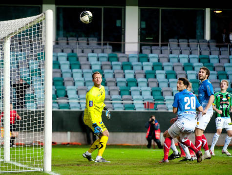 Jonas Lindberg gör 1-0 till Gais. Viktor Noring, målvakt