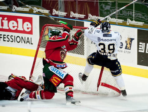 Jukka Voutilainen, HV71, gör 2-4 och får sig samtidigt en