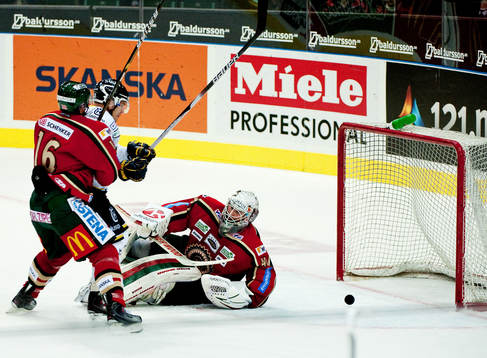 Jukka Voutilainen, HV71, gör 2-4 och får sig samtidigt en