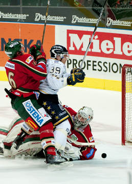 Jukka Voutilainen, HV71, gör 2-4 och får sig samtidigt en