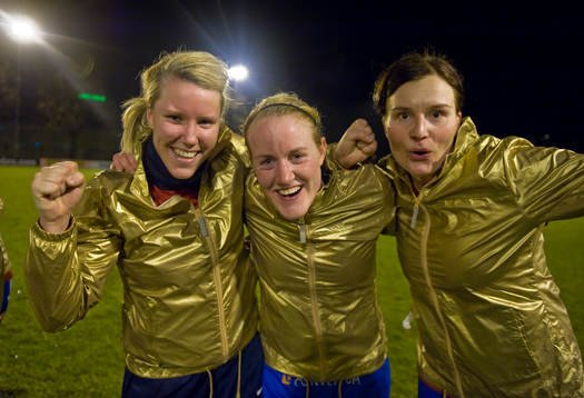 Kim Ekebom, Marie Hammarström och Sanna Valkonen, jublar