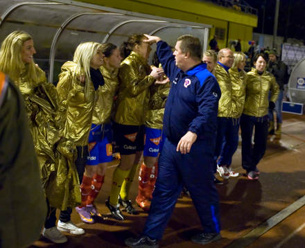 Richard Holmlund, tränare, Örebro tackar sina spelare