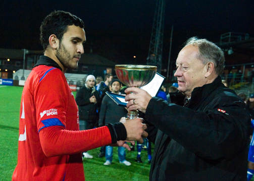 Joussef Al Habduni, Helsingborg, får SM-pokalen. Svenska