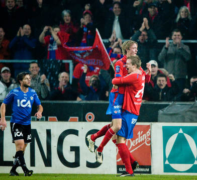 0-1 Rasmus Jönsson som grattas av Marcus Nilsson. Jubel,