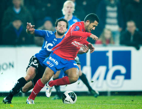 Rachid Bouaouzan, Helsingborg, rycker förbi Jonas Gudni