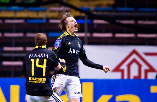 Viktor Lundberg, AIK firar sitt 2-0 mål för AIK