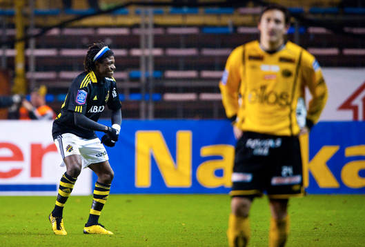 Mohamed Bangura firar sitt 1-0 mål med en dans, glädje.