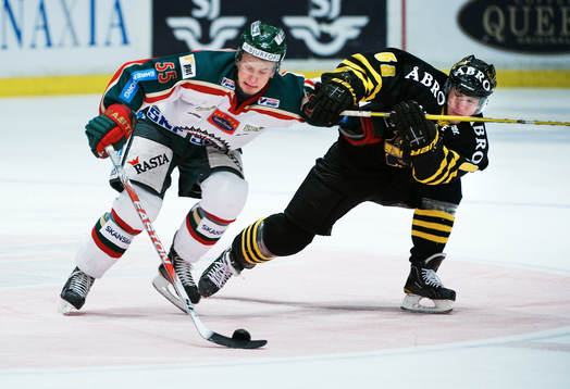 Nicklas Lasu, Frölunda, kämpar mot Oscar Ahlström, AIK