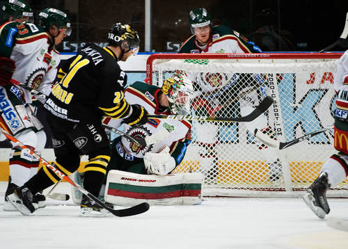Christian Sandberg, AIK, gör 2-0 bakom Johan Holmqvist,