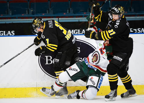 Stefan Johansson och Christian Sandberg, AIK, stoppar
