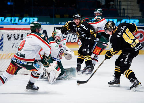 Oscar Ahlström, AIK, skjuter ett skott mot Johan