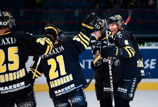 Johan Andersson, AIK, gratuleras till sitt 1-0-mål