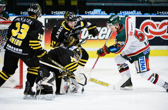 Nicklas Lasu, Frölunda, oroar framför Viktor Fasth,