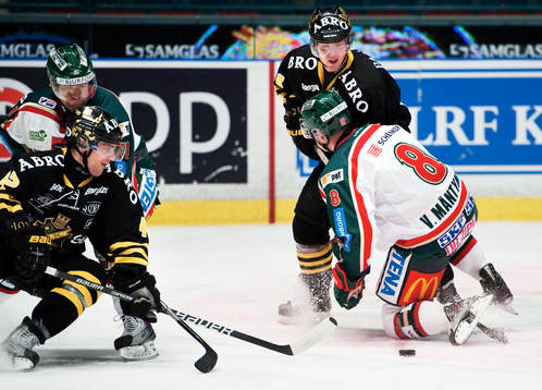 Tomi Kallio, Frölunda, och Oscar Steen, AIK, sträcker sig