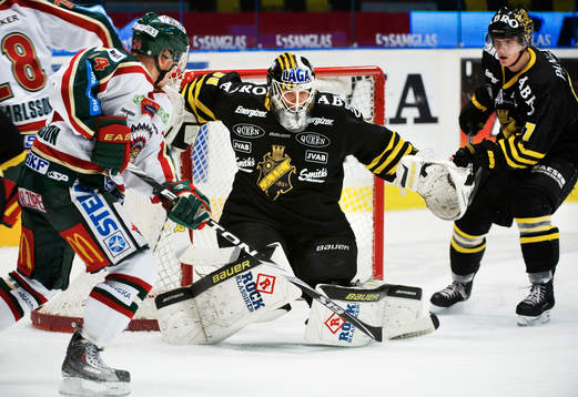 Niklas Andersson, Frölunda, oroar framför Viktor Fast,
