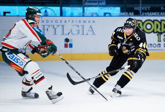 Andreas Karlsson, Frölunda, och Josh MacNevin, AIK,