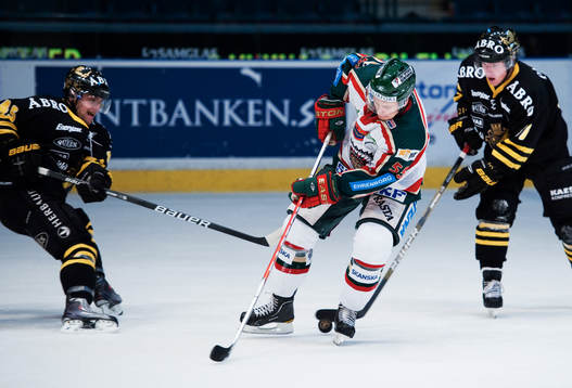 Nicklas Lasu, Frölunda, håller undan pucken från Oscar