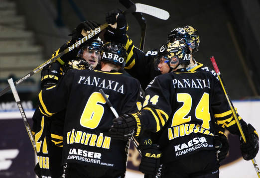 Dick Tärnström, AIK, gratuleras till sitt 4-0-mål