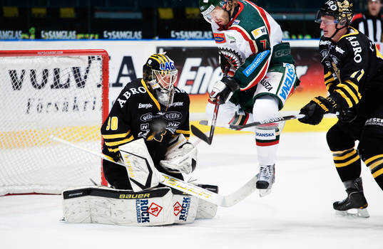 Tomi Kallio, Frölunda, oroar framför Viktor Fasth,