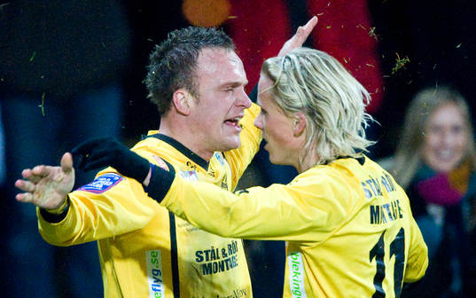 Mjällbys två målskyttar, Marcus Ekenberg som grattas av