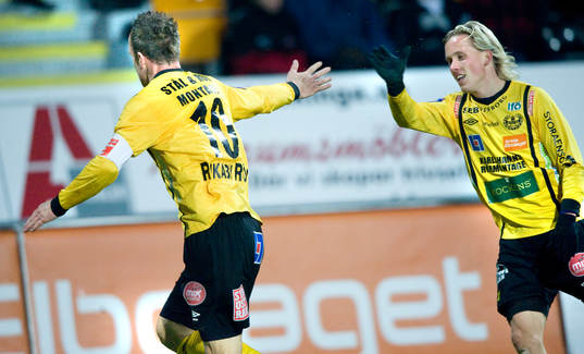 Mjällbys två målskyttar, Marcus Ekenberg som grattas av