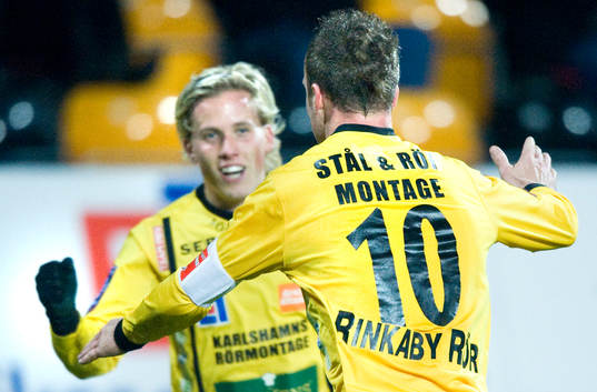 Mjällbys två målskyttar, Marcus Ekenberg som grattas av