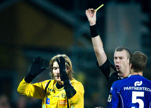 Varning, Tobias Grahn, Mjällby, som är avstängd, domare