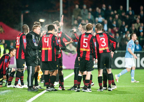 Brommapojkarna tar en snabb "time out" i ett byte