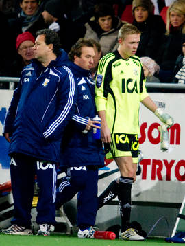Markus Sandberg, IFK Göteborg har fått en smäll i huvudet