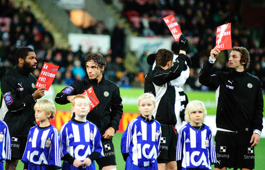 Örebro ger rasismen rött kort. Ge rasismen rött kort