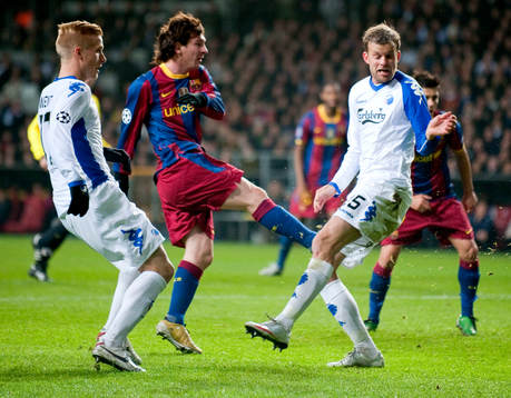 Lionel Messi, Barcelona skjuter i mål mellan Oscar Wendt