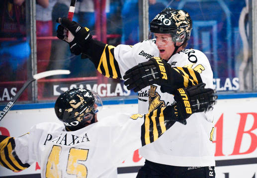 Oscar Ahlström kramar om Oscar Steen, AIK