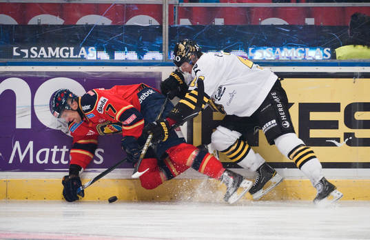 Daniel Bång, AIK trycker till Mathias Tjärnqvist,