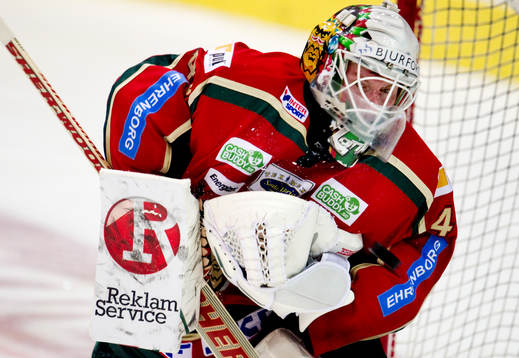 Johan Holmqvist, målvakt,  får en puck i masken