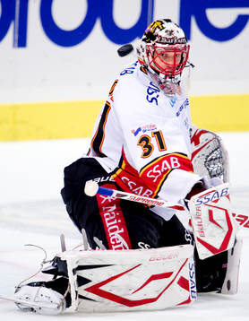 Anders Nilsson, målvakt, ser på pucken han räddat