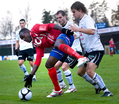 Oliver Karekezi, Öster, mot tre Qviding-spelare