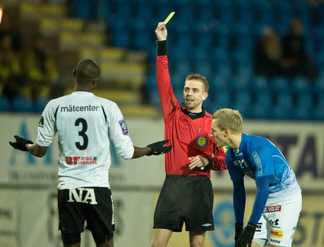Johan Hamiln, domare, gull kort till Bertin Samuel Ze