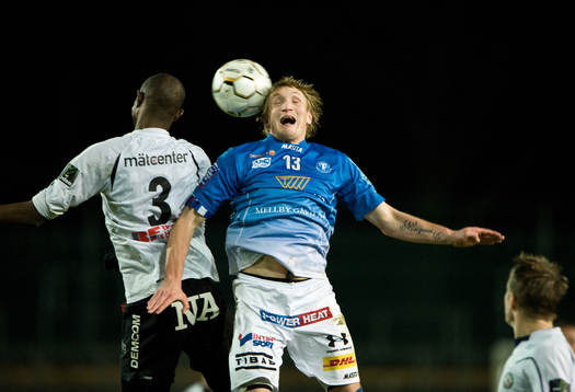 Fredrik Jensen, Trelleborg,  i duellen med Bertil Samuel Ze