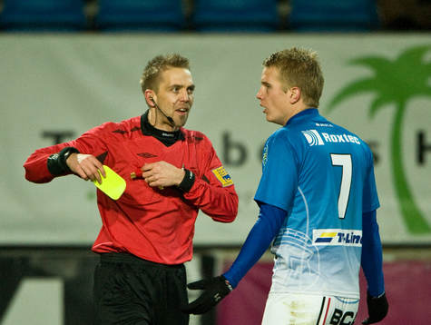 Joahan Halim, domare delar ut gul kort till Joakin Nilsson