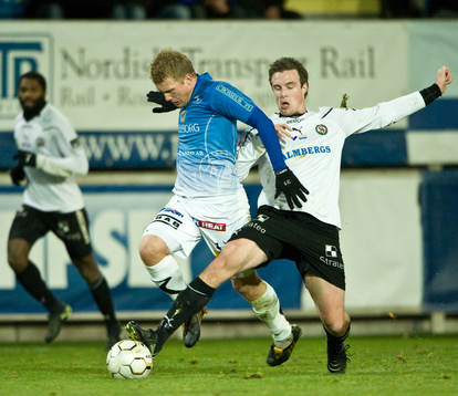 Joakim Nilsson, Trelleborg, fälls ner av Örebro spelare