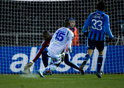Joe Sise, Halmstad gör 0-2 på Pa Dembo Touray, målvakt,