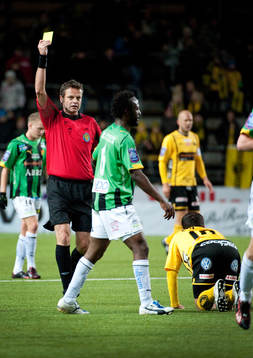 Sven-Martin Åkesson, domare, visar gult kort, varning,