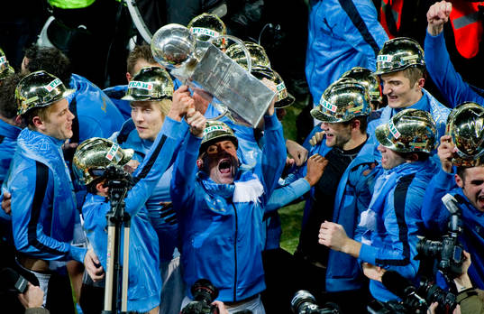 Malmö FF: s spelare lyfter pokalen. Svenska Mästare 2010,