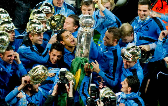 Malmö FF: s spelare lyfter pokalen. Svenska Mästare 2010,