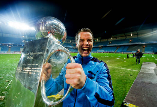 Malmö FF:s lagkapten Daniel Andersson med Lennart