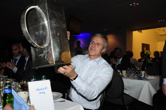 Roland Nilsson, tränare med Lennart Johanssons pokal.
